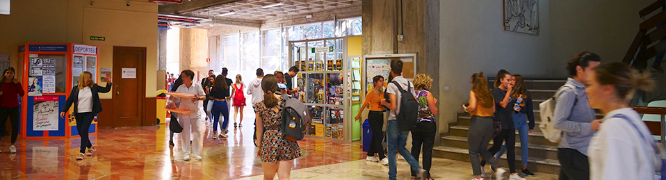 Espacio principal de la Facultad de Filosofía y Letras que conecta pasillos y escaleras